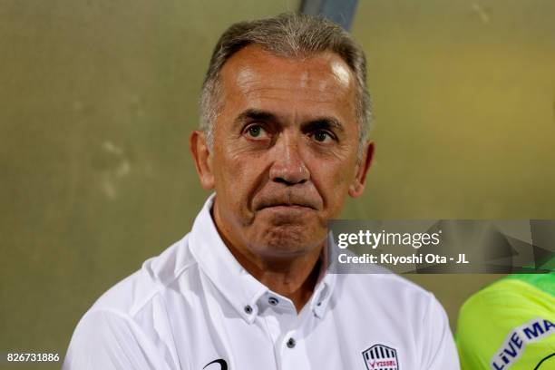 Head coach Nelsinho of Vissel Kobe looks on prior to the J.League J1 match between Kashiwa Reysol and Vissel Kobe at Hitachi Kashiwa Soccer Stadium...