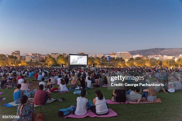 open air cinema - outside cinema stockfoto's en -beelden