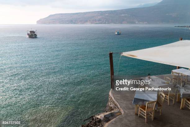 restaurant next to the sea. - peloponnese 個照片及圖片檔