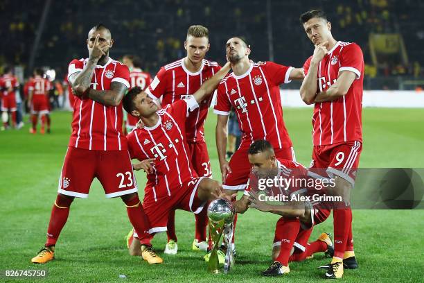 Arturo Vidal, Thomas Mueller, Joshua Kimmich, Franck Ribery, Rafinha and Robert Lewandowski of Muenchen celebrate with the trophy after his team won...