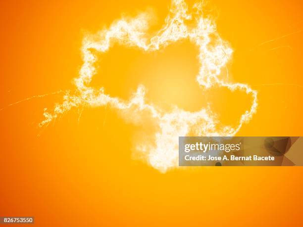 Powder Fallin 2,384 White Powder Falling Stock Photos, High-Res Pictures, and Images ...