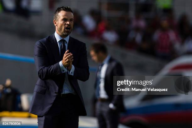 Rafael Puente head coach of Lobos BUAP gestures during the third round match between Lobos BUAP and Pachuca as part of the Torneo Apertura 2017 Liga...