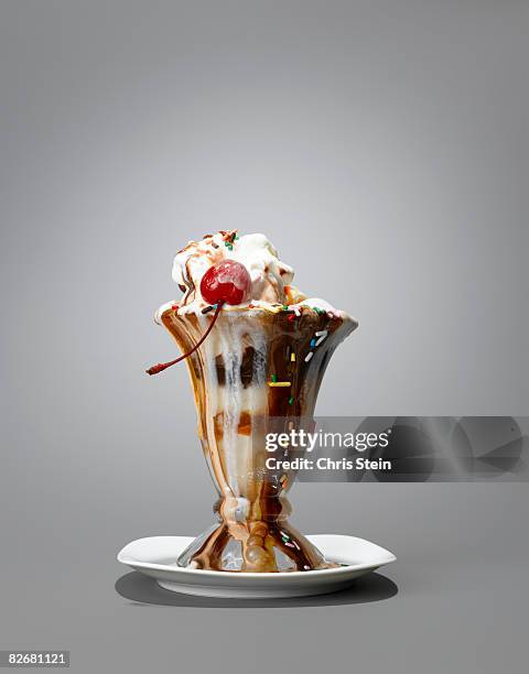 melting sundae - ice cream sundae stockfoto's en -beelden