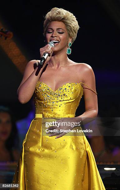 Singer Beyonce performs on stage during the Conde Nast Media Group's Fifth Annual Fashion Rocks at Radio City Music Hall on September 5, 2008 in New...