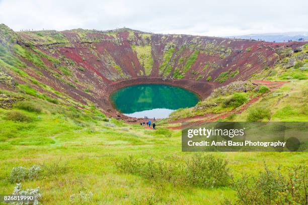 kerið volcanic crater, iceland - volcanic crater stock-fotos und bilder