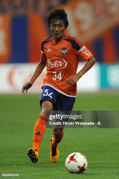 Teruki Hara of Albirex Niigata in action during the J.League J1 match between Albirex Niigata and Yokohama F.Marinos at Denka Big Swan Stadium on...