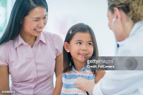 mor och barn på läkarens - otoscope bildbanksfoton och bilder