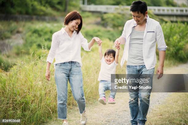 glückliche familie viel spaß mit baby girl in natur. - daily life in kyoto stock-fotos und bilder
