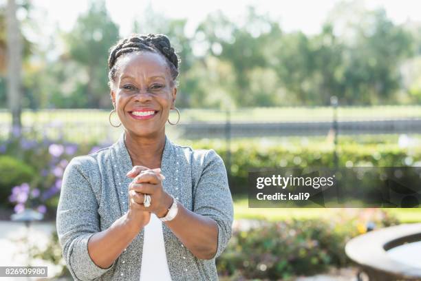 senior afro-amerikaanse vrouw buitenshuis - early retirement stockfoto's en -beelden