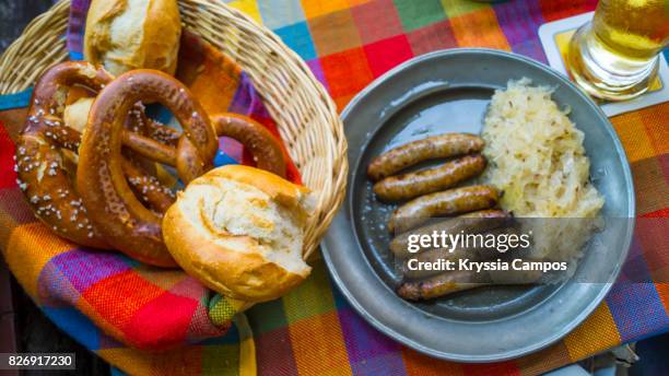 nuremberg grilled sausages: bratwurst and sauerkraut - duitse gerechten stockfoto's en -beelden