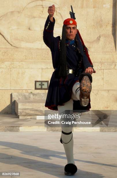 evzone (parliament house guard) marching before the tomb of the unknown soldier during the changing of the guard ceremony. - piazza syntagma stockfoto's en -beelden