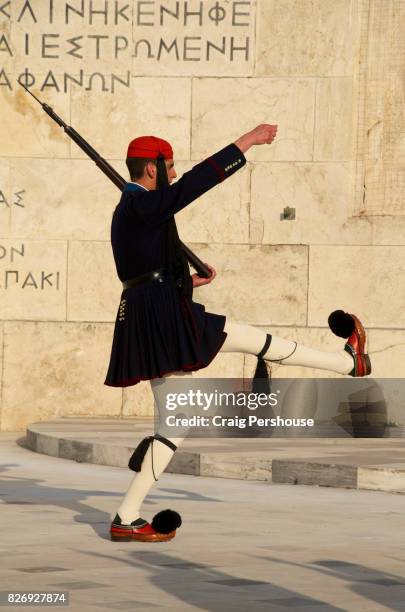 evzone (parliament house guard) marching before the tomb of the unknown soldier during the changing of the guard ceremony. - piazza syntagma stockfoto's en -beelden