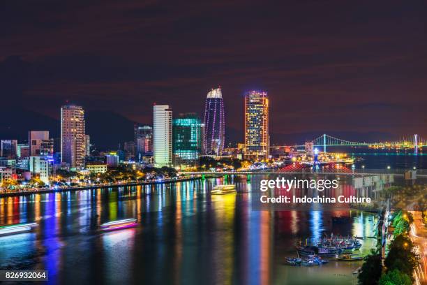 skyline danang at night - han river photos et images de collection