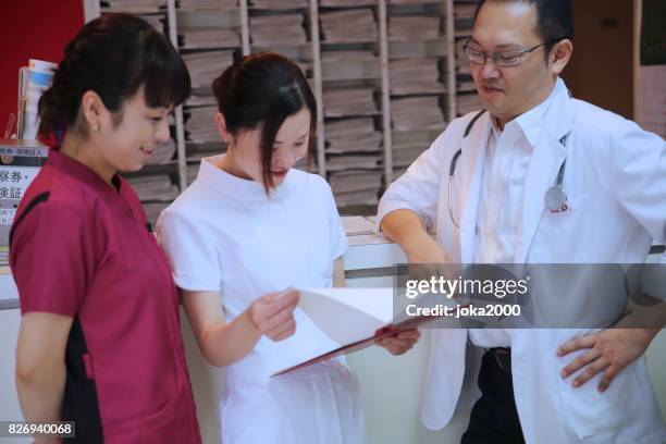 medical staffs discussing at hospital - 職場 stock pictures, royalty-free photos & images