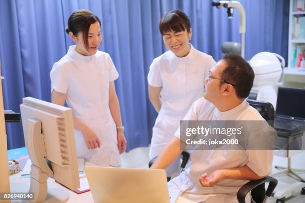 personal sanitario discutiendo en el hospital - 職場 fotografías e imágenes de stock