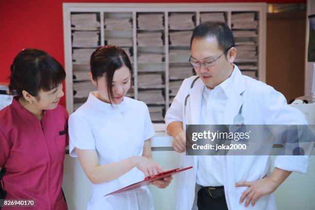 personal sanitario discutiendo en el hospital - 職場 fotografías e imágenes de stock