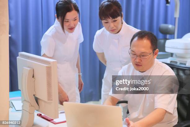 personal sanitario discutiendo en el hospital - 職場 fotografías e imágenes de stock