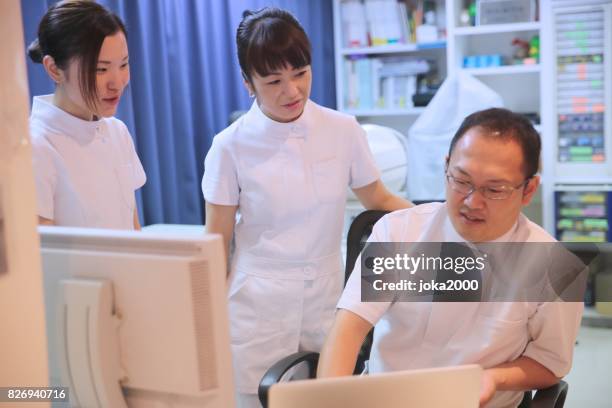 medische staf bespreken bij kliniek - 医療従事者 stockfoto's en -beelden