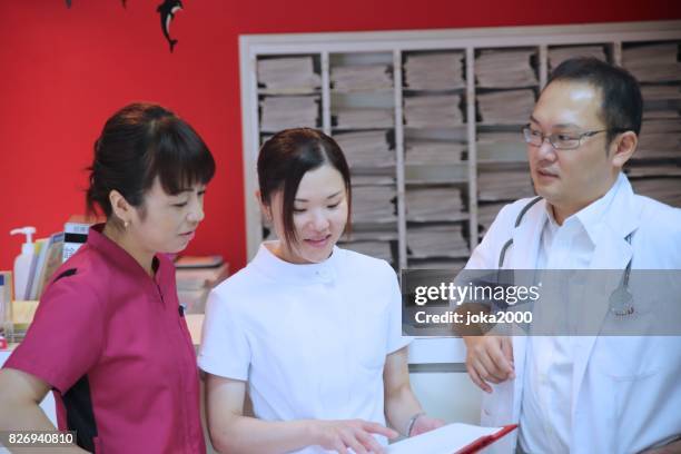 medical staffs discussing at hospital - 職場 stock pictures, royalty-free photos & images