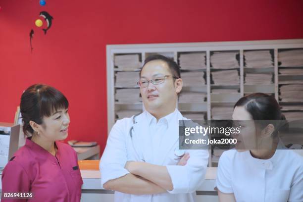 medical staffs discussing at hospital - 職場 stock pictures, royalty-free photos & images