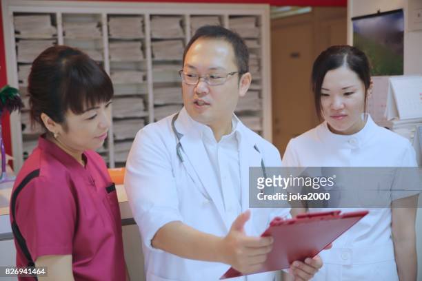 personal sanitario discutiendo en clínica - 職場 fotografías e imágenes de stock