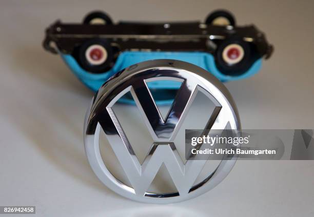 The glamor is gone! The Volkswagen Group in the swirl of the exhaust gas scandal. The symbol photo shows a VW Beetle model, lying on the roof, with...