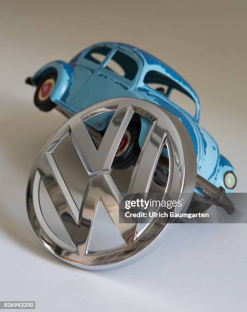 The glamor is gone! The Volkswagen Group in the swirl of the exhaust gas scandal. The symbol photo shows a VW Beetle model, in an oblique position,...