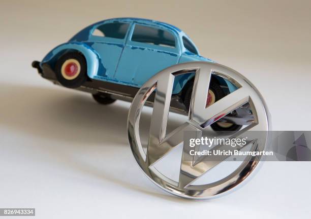 The glamor is gone! The Volkswagen Group in the swirl of the exhaust gas scandal. The symbol photo shows a VW Beetle model, in an oblique position,...