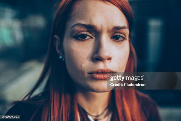 teenager weinen im freien - dyed red hair stock-fotos und bilder