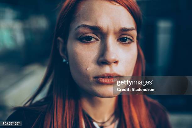 tiener huilen buiten - crying woman stockfoto's en -beelden