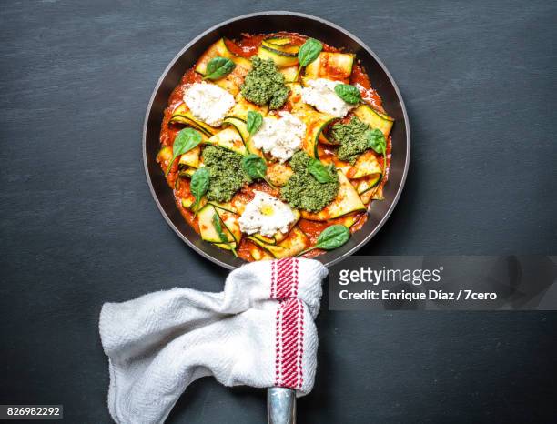 zucchini skillet lasagne with black background - one pot pasta stock-fotos und bilder