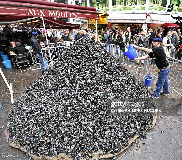 Un employ? d'une brasserie jette des coquilles de moules, le 06 septembre 2008 lors de la traditionnelle braderie de Lille, immense march? aux puces...