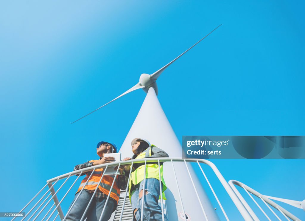 Onderhoud-ingenieurs die werkzaam zijn op windturbine in windmolenpark