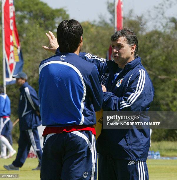 Paraguay's football team coach Gerardo"Tata" Martino talks with player Julio Cesar Caceres on September 7, 2008 in Ypane, Paraguay before a training...