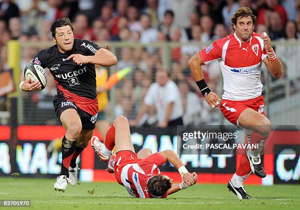 Toulouse's scrum-half Byron Keller runs to score during the French Top 14 rugby union match StadeToulousain vs Biarritz on September 7, 2008 in...