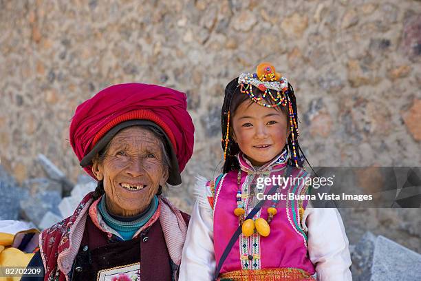 china. shangri-la. naxi woman and girl - yunnan province stock pictures, royalty-free photos & images