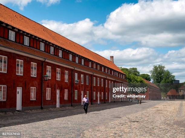 de rijen binnen kastellet, copenhagen - army barracks stockfoto's en -beelden