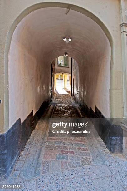 alleyway in gamla stan, stockholm, sweden - throughfare stock pictures, royalty-free photos & images