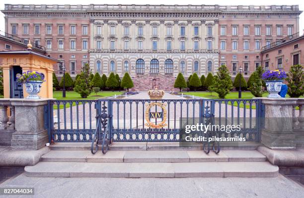 fachada del palacio real, estocolmo, suecia - the stockholm palace fotografías e imágenes de stock
