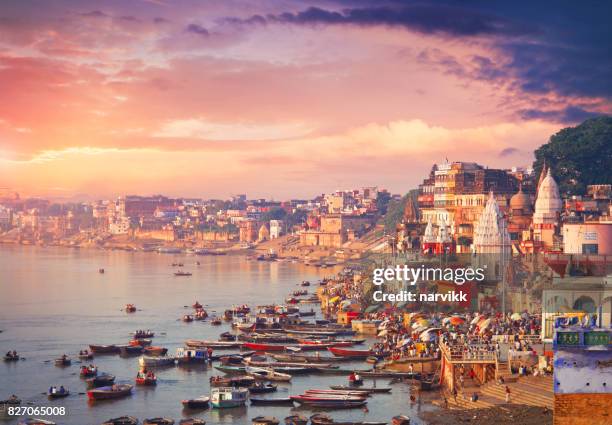 heilige stadt varanasi und dem fluß ganges - bathing ghat stock-fotos und bilder