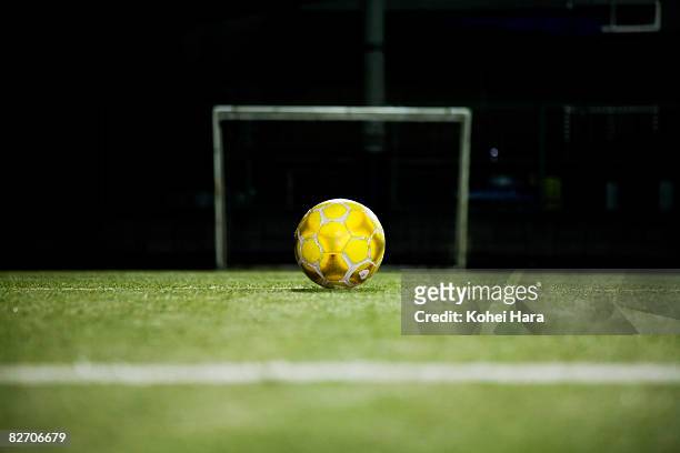 a soccer ball on center circle - futsal 個照片及圖片檔