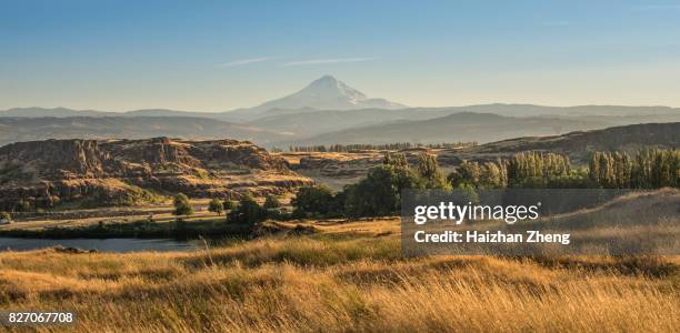 mount hood alpenglow sunset - happy valley stock pictures, royalty-free photos & images