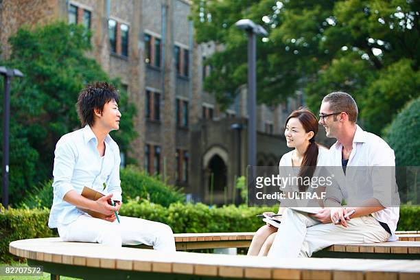 young students are stadying on campus. - university of tokyo 個照片及圖片檔