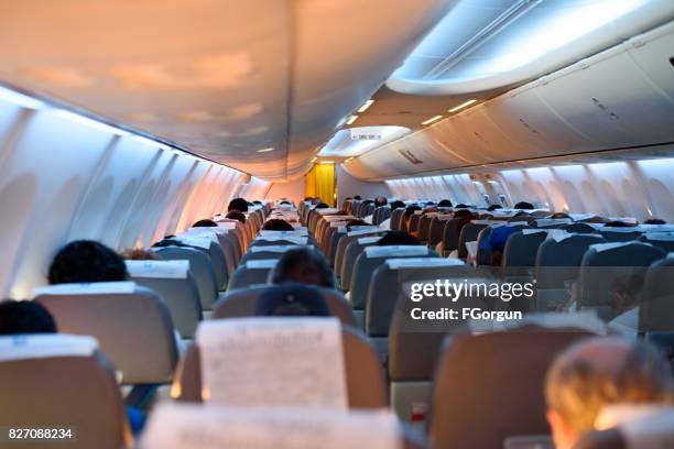 pegasus-flugzeuge-innenansicht - eingangshalle wohngebäude innenansicht stock-fotos und bilder