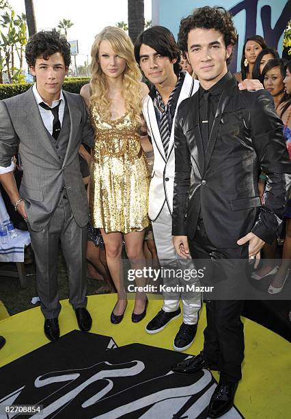 Nick Jonas, Taylor Swift, Joe Jonas and Kevin Jonas arrives on the red carpet of the 2008 MTV Video Music Awards at Paramount Pictures Studios on...