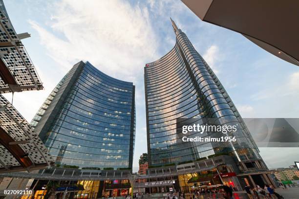 vista a la calle de la entrada de la torre de unicredit en piazza gae aulenti, milán-italia - ambientazione esterna fotografías e imágenes de stock