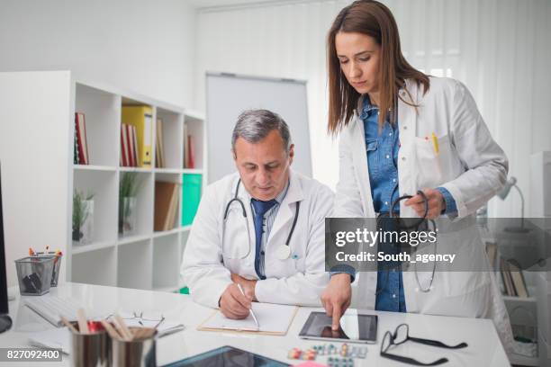 anstrengenden tag im krankenhaus - ordination stock-fotos und bilder