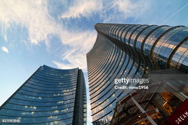 vue de l’entrée de la tour d’unicredit dans piazza gae aulenti, milan-italie - ambientazione esterna photos et images de collection