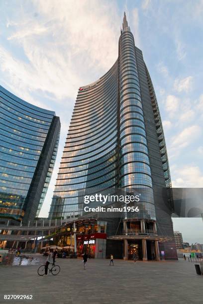 vue de l’entrée de la tour d’unicredit dans piazza gae aulenti, milan-italie - ambientazione esterna photos et images de collection