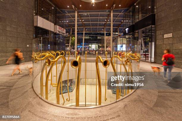 elementos decorativos em gae aulenti square, milão-itália - struttura edile - fotografias e filmes do acervo